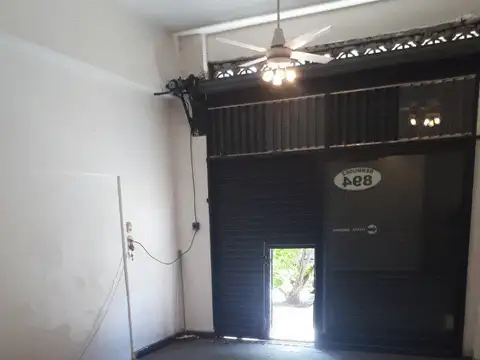 Local 8 x 4 Vidriera Persiana