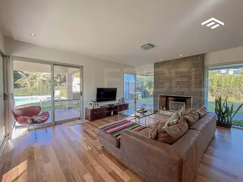 Casa 7 ambientes con 9 baños
