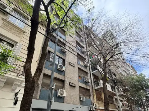 Monoambiente al frente con balcon , muy luminoso