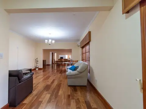 Casa en Venta con 3 cocheras