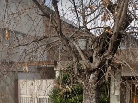 Casa 5 ambientes patio c/ lavadero quincho con parrilla , jardin con pileta + Lote 800mts 2 totales