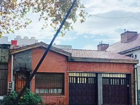 Casa en lote 8,66 x 38 gran living, coc com 2 dorm depto o quincho al fondo coch 2 autos