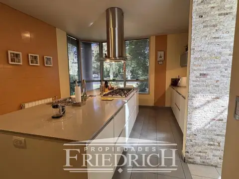 Casa 6 ambientes con 5 baños