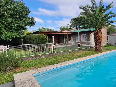Casa en venta con jardin, pileta y cochera