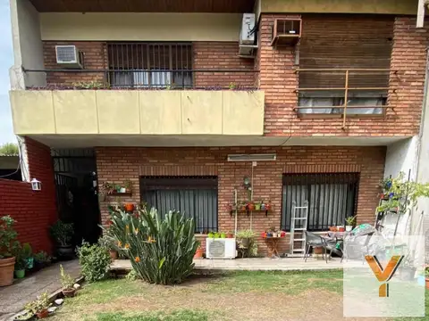 PH en venta - 5 Dormitorios 2 Baños - Mataderos