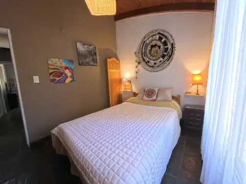 Casa de estilo rústico con amplio terreno arbolado en Suipacha