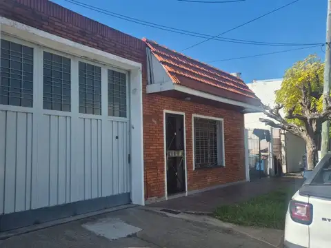 VENTA CASA LOTE PROPIO CON GALPON EN WILDE 10 X 46