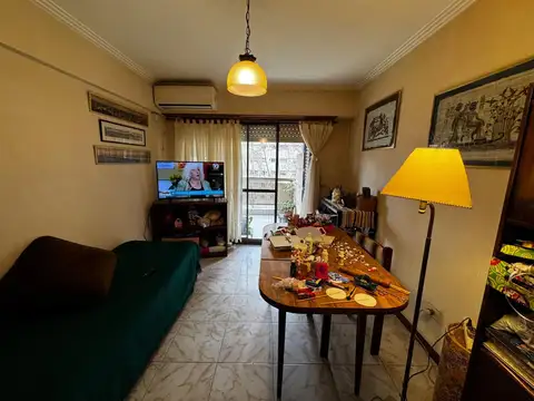 DEPARTAMENTO DOS AMBIENTES AL FRENTE CON BALCÓN