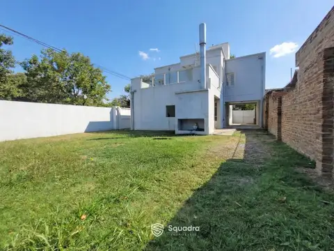 VENTA | PERMUTA - Casa de 3 dormitorios, con jardín y parrillero -  Fisherton - APTA CRÉDITO.