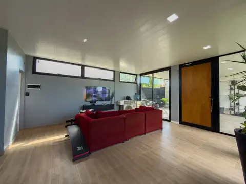 Casa 3 dormitorios c/ quincho y pileta en alquiler