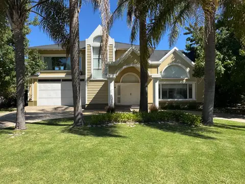 CASA EN VENTA EN CAMPOS DE ÁLVAREZ 5 AMBIENTES | CON RENTA