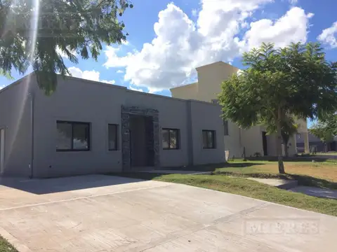 Casa en venta sobre lote interno  en  Barrio Vistas  Puertos