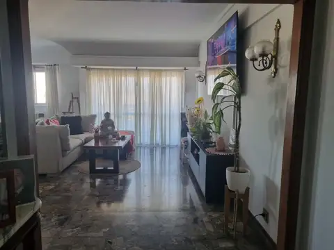 Venta depto. 4 amb. al frente con balcón en Wilde