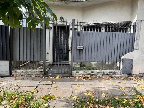 Casa con Patio en Castelar, Aristobulo del Valle al 300