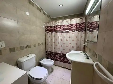 Casa en Alquiler con 2 cocheras