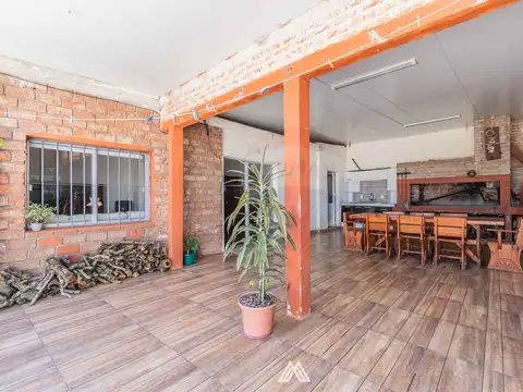 Casa 4 ambientes con 2 baños
