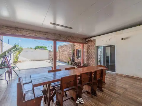 Casa en Venta con 18 cocheras