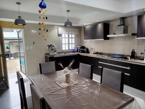 Casa en Venta con 3 cocheras