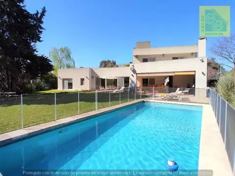 Casa 5 ambientes con 4 baños