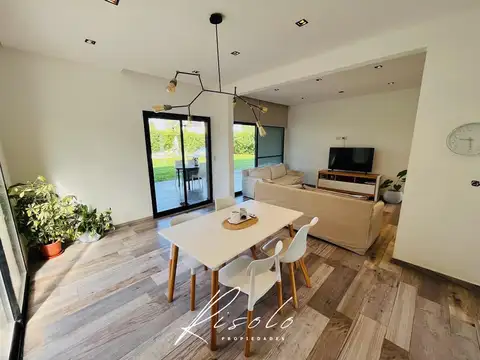 Casa 6 ambientes con 2 baños