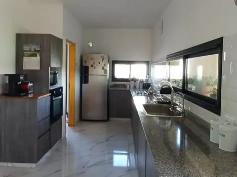 Casa 5 ambientes con 4 baños