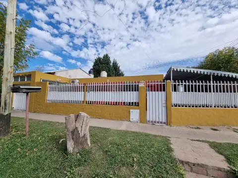 Casa en venta 2 dormitoriosa con cochera en San Miguel