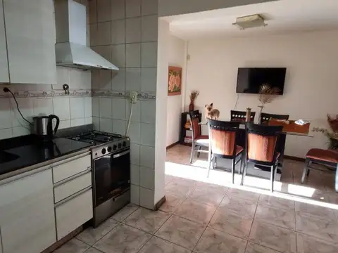 Casa con pileta. 3 habitaciones. 3 baños. Capital
