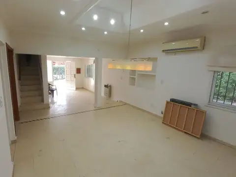 Casa 8 ambientes con 4 baños