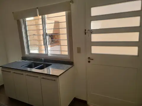 Alquiler de duplex de 3 ambientes con entrada de auto