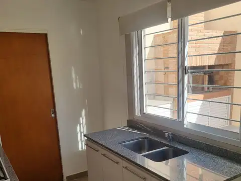 Casa en Alquiler con 1 cochera