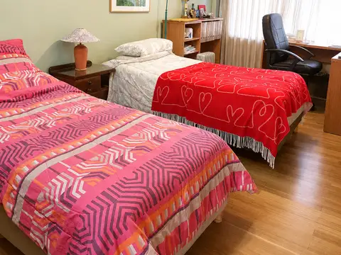 Casa 5 Ambientes. Cochera, 4 Dorm. + Dependencia de Servicio. Pileta. Quincho. 289 m² Totales