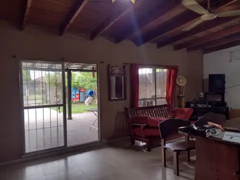 Casa 6 ambientes con 2 baños