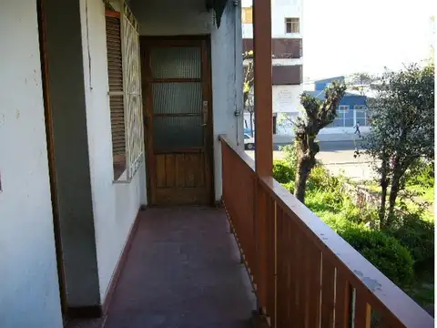 Av. Eva Peron 6700, Piso 1