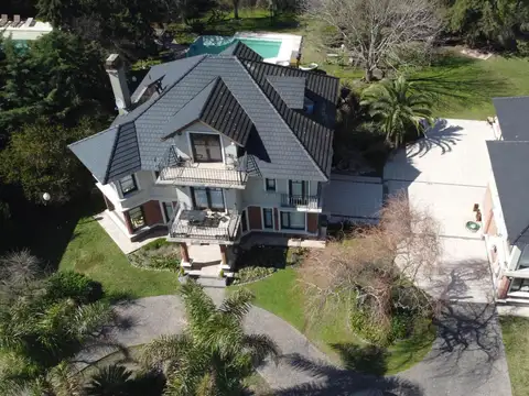 Casa en Venta con 5 cocheras