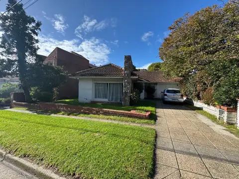 Casa de 4 amb con amplio parque. Barrio Chauvin