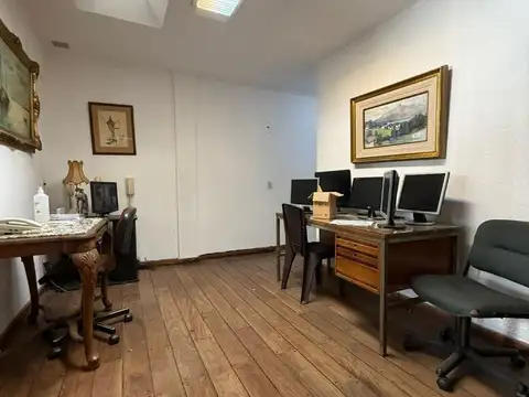 Oficina 7 Ambientes semi amueblada con vivienda y C/Balcon