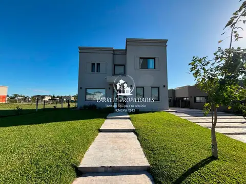 Casa en venta de 3 dormitorios y escritorio. Pileta. Santa Lucia. Pilar
