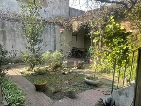 CASA EN LOTE DE 10X30 CON GALPON AL FONDO.