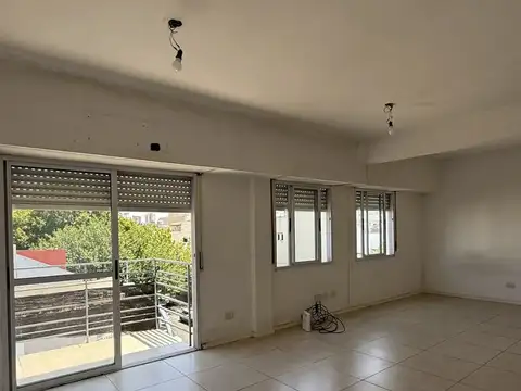 VENTA HERMOSO MONOAMBIENTE CON BALCÓN AL FRENTE /MUY LUMINOSO /VILLA SANTA RITA