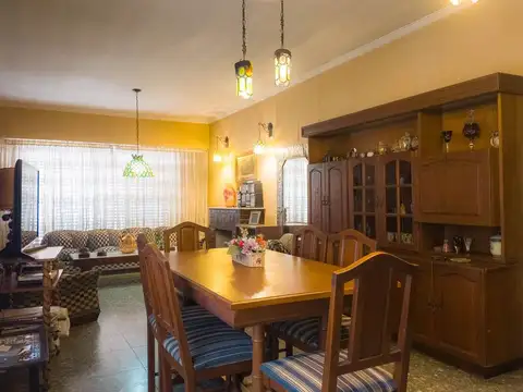 VENTA CASA 4 AMB COCHERA PATIO PARRILLA