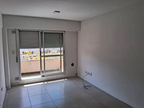 DEPARTAMENTO FRENTE CON BALCON - LUMINOSO - AMPLIO - GTIAS LABORALES / DISPONIBLE A PARTIR DE ENERO