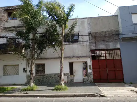 Galpon mas vivienda de 3 ambientes/ cochera y construccion en planta alta a terminar