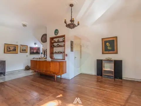 Casa 9 ambientes con 2 baños