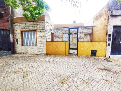 Venta Casa 4 ambientes, patio, terraza, en cinco esquinas