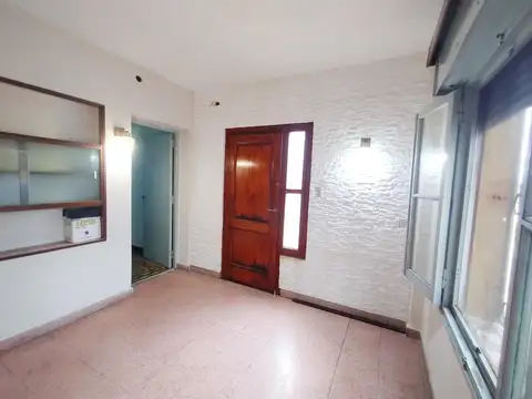 Venta Casa 4 ambientes, patio, terraza, en cinco esquinas