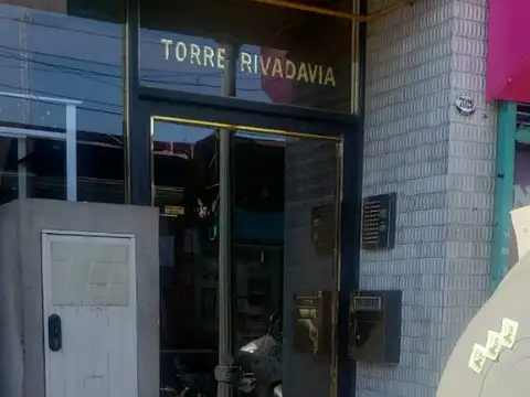 Depto 2 Ambientes c/ vista  panorámica a mts estacion Liniers. Recien pintado muy buen estado