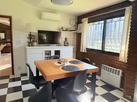 Casa 6 ambientes con 2 baños