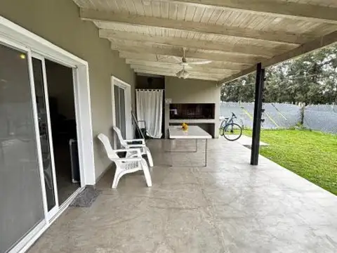 Casa en Alquiler con 2 cocheras