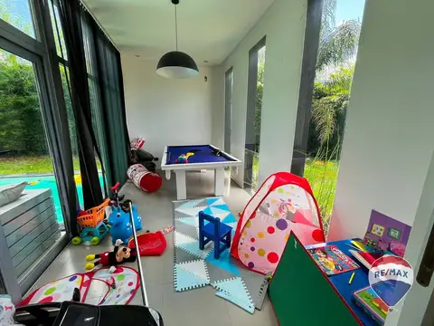 Casa en Alquiler con 2 cocheras