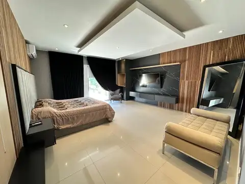 Casa en Venta con 3 cocheras